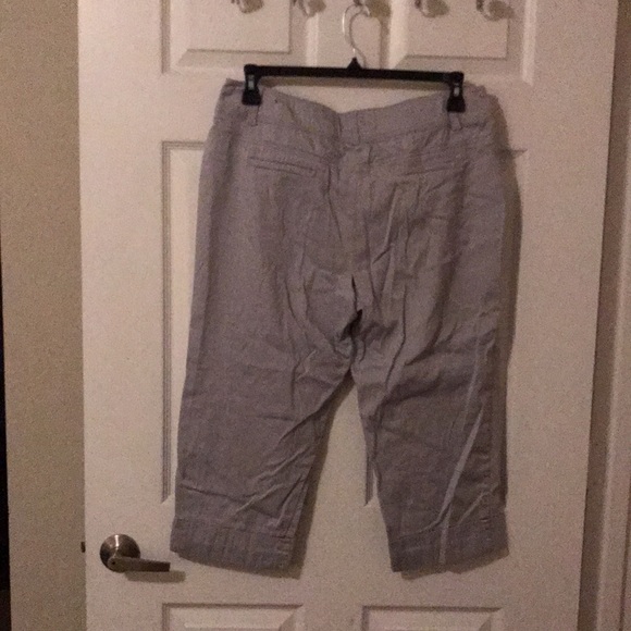 Really cute 🥰 capris khaki colored!! 🌷 - Picture 3 of 3